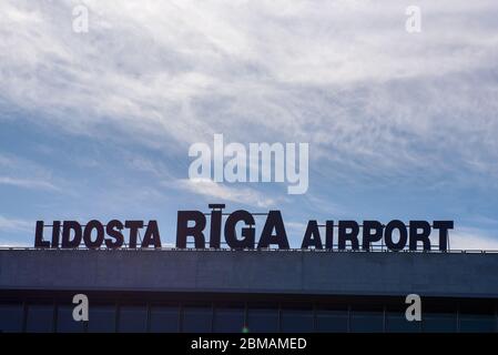 RIGA, LETTONIE. 7 mai 2020. Les passagers portant un masque de protection du visage arrivent à l'aéroport international de Riga. Banque D'Images