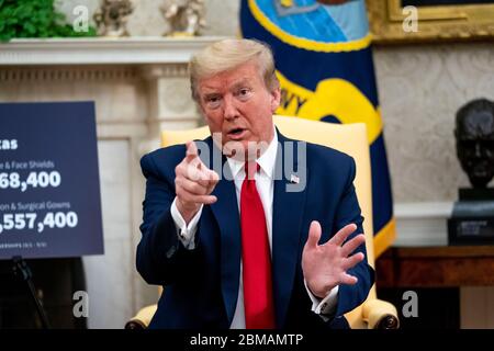 Le président américain Donald J. Trump fait des remarques lorsqu'il rencontre le gouverneur Greg Abbott (républicain du Texas) dans le bureau ovale de la Maison Blanche à Washington, DC, le jeudi 7 mai 2020. Crédit : Doug Mills/Pool via CNP/MediaPunch Banque D'Images