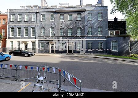 Bunting à l'extérieur de Downing Street à Londres, pour marquer le 75e anniversaire de la VE Day. Banque D'Images