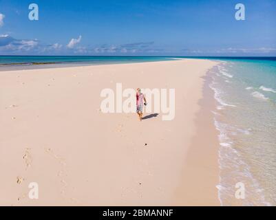 Voyageur sur Zanzibar. Plage vide sur la rive de sable blanc de la neige de l'île Nakupenda. Apparaissant quelques heures par jour. Tir de drone aérien Banque D'Images