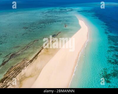 Zanzibar. Plage vide sur la rive de sable blanc de la neige de l'île Nakupenda. Apparaissant quelques heures par jour. Tir de drone aérien Banque D'Images