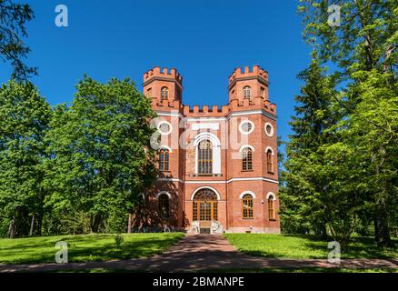 Saint-Pétersbourg, Russie, été 2019: Tsarskoye Selo, Pouchkine, Alexander Park, la construction du musée de l'Armory d'Arsenal dans le style d'un kni anglais Banque D'Images