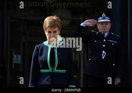 Le premier ministre écossais Nicola Sturgeon observe un silence de deux minutes devant la maison St Andrew à Édimbourg, pour marquer le 75e anniversaire de la fête du VE. Banque D'Images