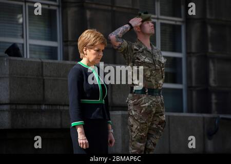 Le premier ministre écossais Nicola Sturgeon observe un silence de deux minutes devant la maison St Andrew à Édimbourg, pour marquer le 75e anniversaire de la fête du VE. Banque D'Images