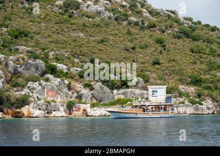 Kalekoy, Turquie - 03 juin 2019 : yacht touristique naviguant près de l'endroit historique où le cuirassé Hamidiye sous le commandement du capitaine Rauf Orbay a ancré pour Banque D'Images