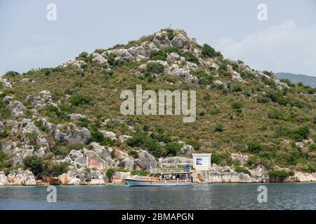 Kalekoy, Turquie - 03 juin 2019 : yacht touristique naviguant près de l'endroit historique où le cuirassé Hamidiye sous le commandement du capitaine Rauf Orbay a ancré pour Banque D'Images