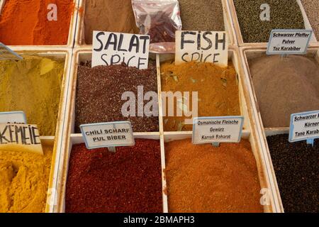 Diverses épices sur un comptoir du marché. Une place d'épices dans le marché turc traditionnel. Gros plan Banque D'Images