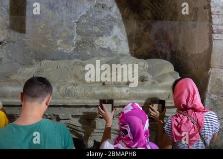 Demre, Antalya, Turquie - 03 juin 2019 : les touristes adorent et prient près du sarcophage grave de Saint Nicholas, le Wonderworker de Myra. Lieu de sépulture Banque D'Images