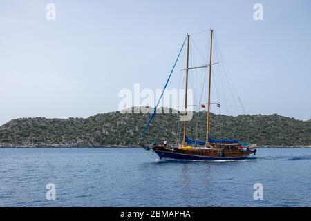 Kalekoy Simena , Turquie - 03 juin 2019 : yacht touristique de plaisance naviguant près de l'île de Kekova en Turquie Banque D'Images