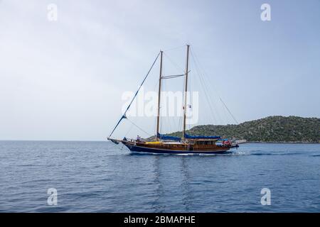 Kalekoy Simena , Turquie - 03 juin 2019 : yacht touristique de plaisance naviguant près de l'île de Kekova en Turquie Banque D'Images