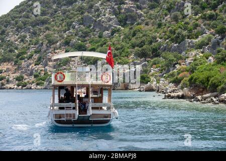 Kalekoy Simena , Turquie - 03 juin 2019 : yacht touristique de plaisance naviguant près de l'île de Kekova en Turquie Banque D'Images