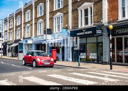 LONDRES- High Street shopping scène à Balham, une région du sud-ouest de Londres Banque D'Images