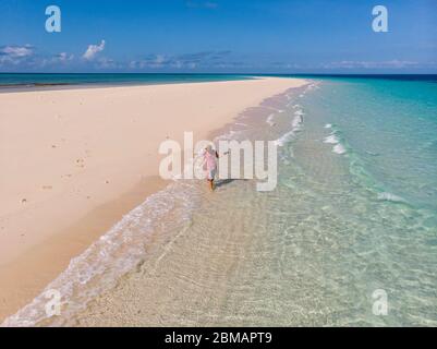 Voyageur sur Zanzibar. Plage vide sur la rive de sable blanc de la neige de l'île Nakupenda. Apparaissant quelques heures par jour. Tir de drone aérien Banque D'Images