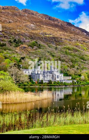 Abbaye de Kylemore avec le sommet de Doughruagh derrière, comté de Galway, Irlande Banque D'Images