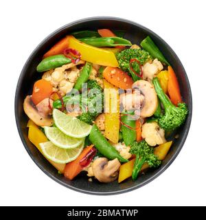 PAD Pak Ruam ou légumes thaïlandais cuits au lait dans un bol noir isolé sur toile de fond. Le PAD Pak est un plat végétarien de cuisine thaïlandaise avec un mélange de légumes Banque D'Images