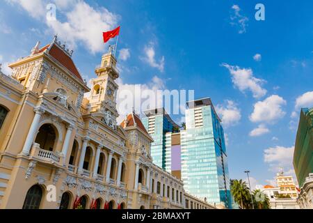 Bâtiment du gouvernement, avec la statue de Ho Chi Minh à Saigon, Vietnam. Magnifique paysage urbain avec ciel bleu Banque D'Images