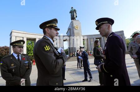 Berlin, Allemagne. 08e mai 2020. Dans le cadre des événements commémoratifs du 75e anniversaire de la fin de la Seconde Guerre mondiale, les soldats ont participé à une cérémonie de pose de couronnes devant le mémorial soviétique dans le district de Tiergarten. Le 8 mai marque le 75e anniversaire de la fin de la Seconde Guerre mondiale et de la libération du national-socialisme. Credit: Wolfgang Kumm/dpa/Alay Live News Credit: dpa Picture Alliance/Alay Live News Banque D'Images