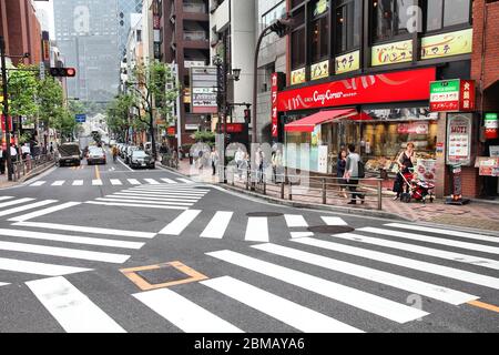 TOKYO, JAPON - 9 mai 2012 : la vie en ville dans le quartier d'Akasaka Minato, Tokyo, Japon. La grande région de Tokyo est la plus populeuse de la région métropolitaine e Banque D'Images