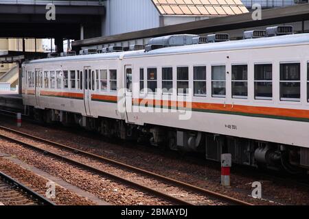 KAKAMIGAHARA, JAPON - 29 avril 2012 : KiHa diesel série 40 en train de voyageurs Shin-Unuma, Kakamigahara, au Japon. C'est raccord spécifique fabriquant Banque D'Images