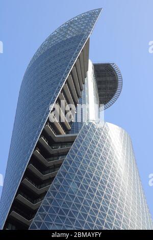 NAGOYA, JAPON - 28 avril 2012 : Mode Gakuen Spiral Towers building à Nagoya, au Japon. Le bâtiment a été achevé en 2008, est de 170m de hauteur et est parmi les plus Banque D'Images