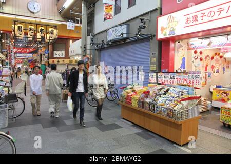OSAKA, JAPON - 25 avril 2012 : Les acheteurs visitent Nipponbashi Kuromon market, à Osaka au Japon. Selon Tripadvisor, il est en ce moment parmi les meilleurs 3 shopp Banque D'Images