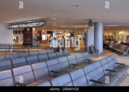 TOKYO, JAPON - 12 MAI 2012 : les voyageurs pressés à l'Aéroport International de Narita, Tokyo. Narita est le 2e aéroport le plus achalandé au Japon et 50ème worl Banque D'Images