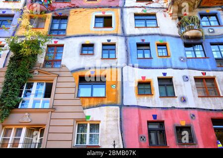 Vienne, AUTRICHE - septembre 6, 2011 : Haus Hundertwasser à Vienne. L'emblématique bâtiment a été achevé en 1985 et est l'un des plus beaux exemples de l'expressio Banque D'Images