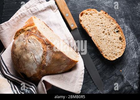 Ambiance sombre et ton maison cuisine maison biologique rustique Sourdough pain sur fond noir avec espace de copie Banque D'Images