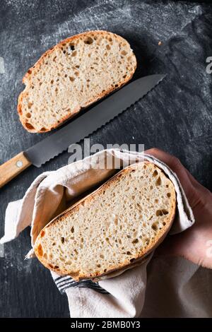 Ambiance sombre et ton maison cuisine maison biologique rustique Sourdough pain sur fond noir avec espace de copie Banque D'Images