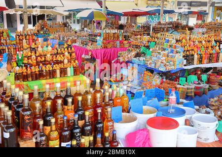 GUADELOUPE, FRANCE - 6 DÉCEMBRE 2019 : boutique de souvenirs avec boissons et épices à Pointe-a-Pitre, Guadeloupe. Pointe-a-Pitre est la plus grande ville Banque D'Images