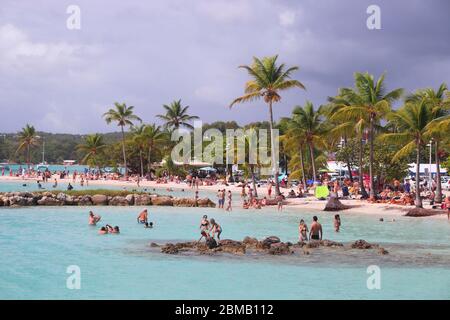 GUADELOUPE, FRANCE - 8 DÉCEMBRE 2019 : les gens passent des vacances à la plage à Sainte Anne sur l'île de la Guadeloupe. La Guadeloupe a 650,000 visiteurs annuels. Banque D'Images