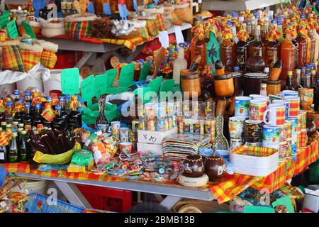 GUADELOUPE, FRANCE - 6 DÉCEMBRE 2019 : boutique de cadeaux touristiques avec boissons et épices à Pointe-a-Pitre, Guadeloupe. Pointe-a-Pitre est le plus grand c Banque D'Images