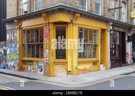 LONDRES, Royaume-Uni - 13 JUILLET 2019 : magasins le long de Cheshire Street dans l'est de Londres. C'est un quartier commerçant de choix à la mode dans le quartier de London de Tower Hamle Banque D'Images