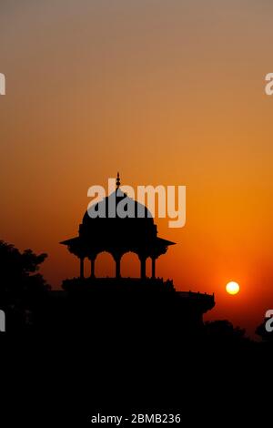 Coucher de soleil sur la porte ouest du Taj Mahal, Agra, Inde Banque D'Images