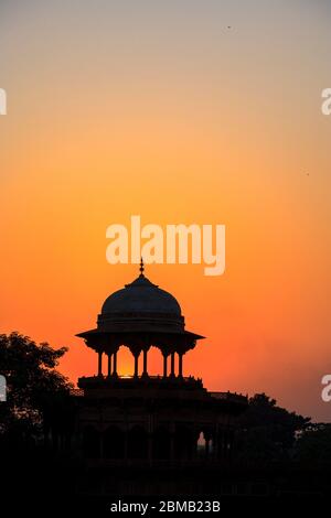 Coucher de soleil sur la porte ouest du Taj Mahal, Agra, Inde Banque D'Images