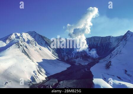 MONTER ST. HELENS, WASHINGTON, États-Unis, 1982 - vapeur s'élevant du dôme de lave dans la caldeira du volcan du mont Saint Helens dans la chaîne de montagnes Cascades. Banque D'Images