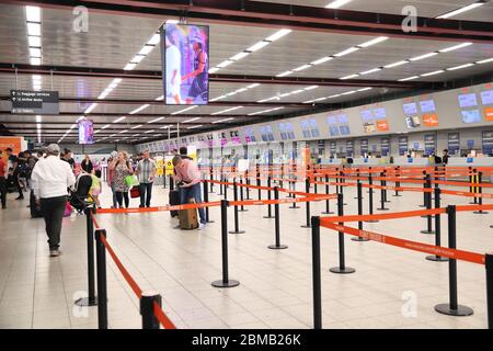 LUTON, Royaume-Uni - 15 JUILLET 2019 : les passagers visitent l'aéroport de Londres Luton au Royaume-Uni. C'est le 5ème aéroport le plus achalandé du Royaume-Uni avec 16.5 millions de passagers par an. Banque D'Images