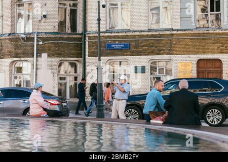 Moscou, Russie - 28 MAI 2018 : un touriste âgé prend une photo de sa femme sur fond de fontaine dans les rues de Moscou Banque D'Images