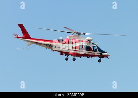 L'hélicoptère de chasse-feu AgustaWestland AW109 E Power Elite (VF-80) en vol à Malpensa (MXP / LIMC), Milan, Italie Banque D'Images