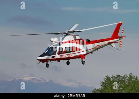 L'hélicoptère de chasse-feu AgustaWestland AW109 E Power Elite (VF-84) en vol à Malpensa (MXP / LIMC), Milan, Italie Banque D'Images