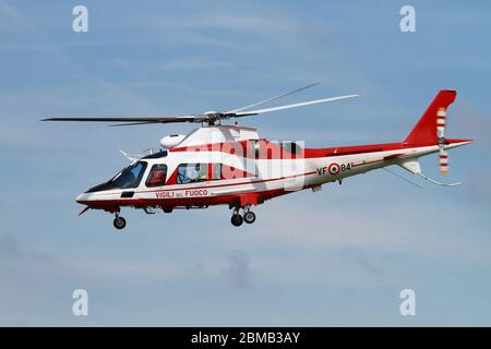 L'hélicoptère de chasse-feu AgustaWestland AW109 E Power Elite (VF-84) en vol à Malpensa (MXP / LIMC), Milan, Italie Banque D'Images