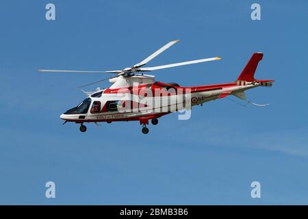 L'hélicoptère de chasse-feu AgustaWestland AW109 E Power Elite (VF-84) en vol à Malpensa (MXP / LIMC), Milan, Italie Banque D'Images