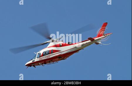 L'hélicoptère de chasse-feu AgustaWestland AW109 E Power Elite (VF-84) en vol à Malpensa (MXP / LIMC), Milan, Italie Banque D'Images