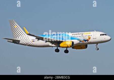 EC-MLE Vueling Airbus A320-232(WL) avec Disneyland Paris - 25 ans de remise à Malpensa (MXP / LIMC), Milan, Italie Banque D'Images