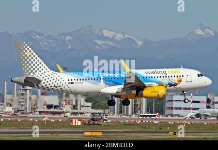 EC-MLE Vueling Airbus A320-232(WL) avec Disneyland Paris - 25 ans de remise à Malpensa (MXP / LIMC), Milan, Italie Banque D'Images