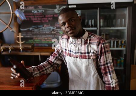 Portrait d'un barman afro-américain dans une brasserie Banque D'Images