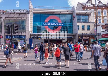 STATION DE métro LONDON-Brixton. Personnes traversant Brixton Road dans ce quartier animé du sud-ouest de Londres Banque D'Images