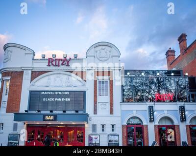 LONDRES- The ritzy Picturehouse à Brixton, un quartier animé dans le sud-ouest de Londres Banque D'Images