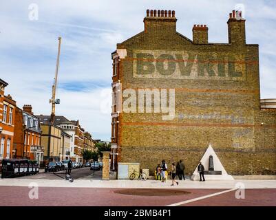 BRIXTON, LONDRES- Brixton, Londres du Sud avec le célèbre panneau Bovril rendant hommage à l'histoire industrielle de la région Banque D'Images