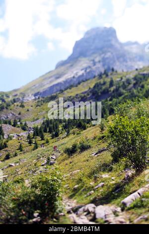 Randonneurs dans la chaîne des Aravis (chaîne des Aravis), Alpes françaises. Banque D'Images